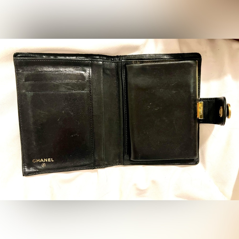 CHANEL Black Leather Compact Wallet with Gold Button - Picture 4 of 9